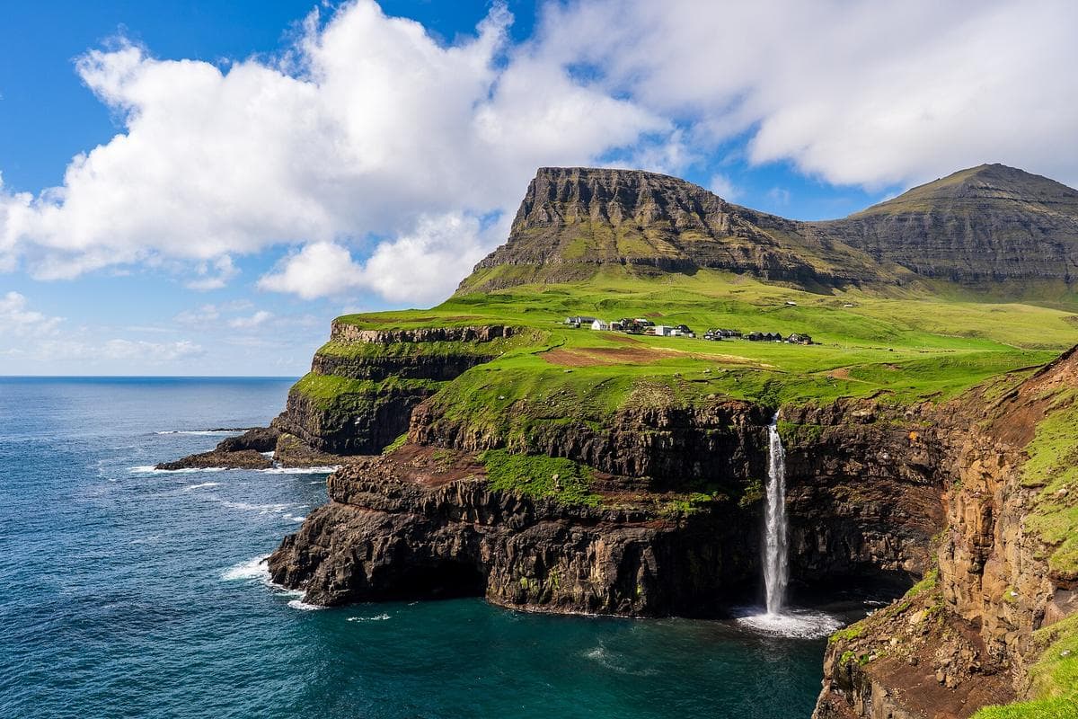 Gásadalur and Múlafossur